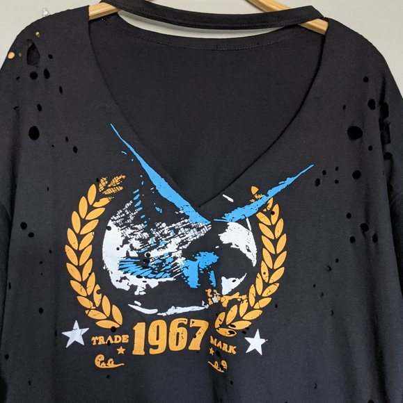 Black distressed boyfriend fit choker graphic tee - Picture 6 of 9